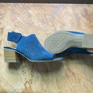 Women’s 9 med blue suede sandals